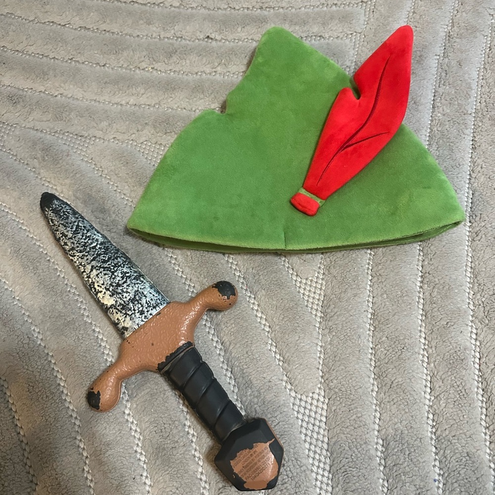 Disney Halloween toddler 2 pieces Peter Pan hat and dagger